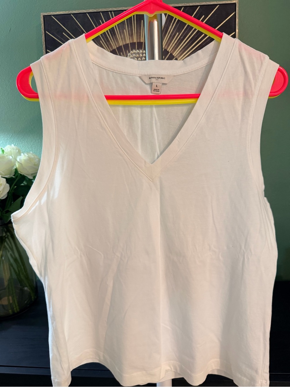 Banana Republic White V-Neck Sleeveless Tank Top